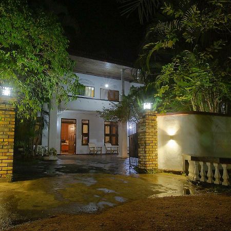 Aura City Hostel Anuradhapura Exteriör bild