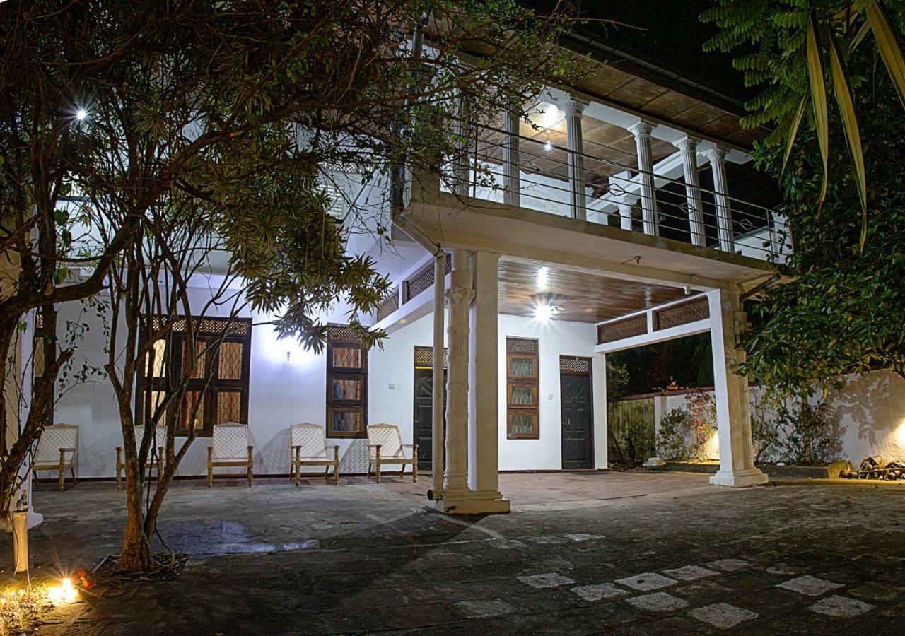 Aura City Hostel Anuradhapura Exteriör bild