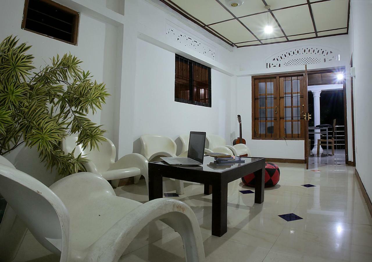 Aura City Hostel Anuradhapura Exteriör bild
